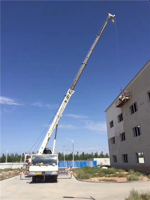 南川区“轻装强干”—— 吊车的 “轻量化臂架” 技术